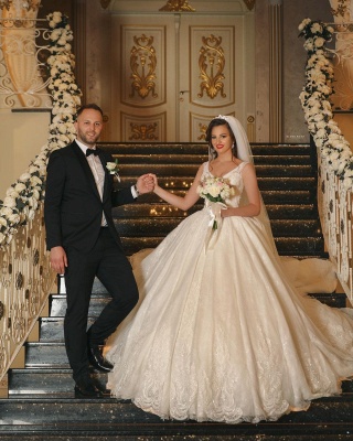 Romántico sin mangas con cuello en V vestido de bola Aline Vestido de novia de encaje floral blanco Cola capilla_3