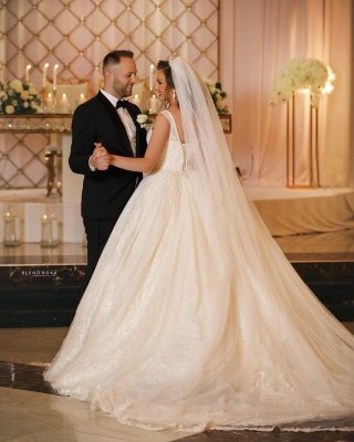 Romántico sin mangas con cuello en V vestido de bola Aline Vestido de novia de encaje floral blanco Cola capilla_2