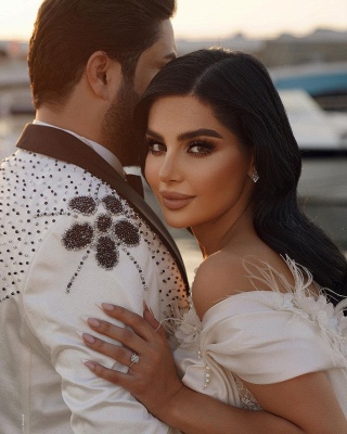 Élégante robe de mariée sirène en fourrure à épaules dénudées avec cape de balayage_4