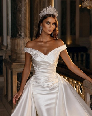 Elegante vestido de novia de satén blanco con hombros descubiertos y cola de barrido_2