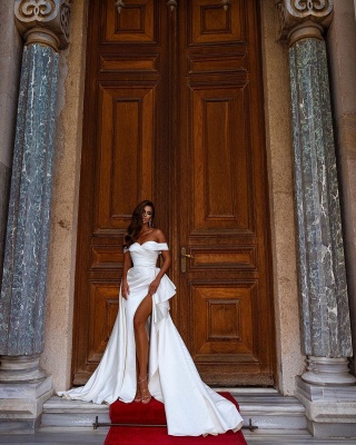 Vestido de novia estilo sirena con escote corazón y hombros descubiertos, volantes blancos y abertura frontal_6