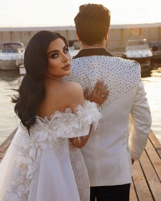 Elegante vestido de novia de sirena de piel con hombros descubiertos y capa de barrido_3