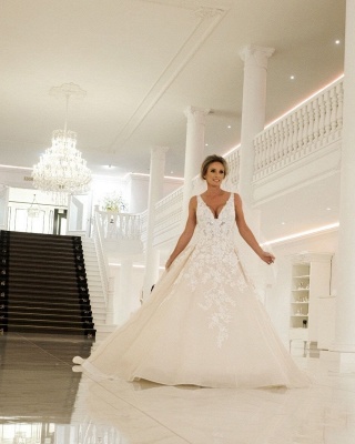 Romantisches Aline-Hochzeitskleid Ärmelloses Tüll-Brautkleid mit V-Ausschnitt und weißen Spitzenapplikationen_3
