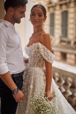 Glamorosos vestidos de novia de tul con hombros descubiertos y flores en 3D_3