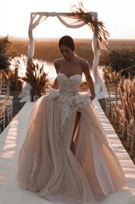 Elegantes, trägerloses Strandhochzeitskleid mit weißen Blumenapplikationen, seitlich geteiltem Tüll-Brautkleid_1