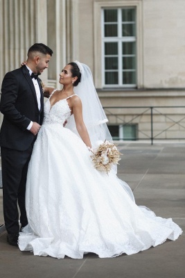 Elegantes weißes Prinzessinnen-Hochzeitskleid mit doppeltem V-Ausschnitt und Spaghettiträgern_2