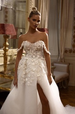 Romantisches schulterfreies weißes Blumen-Strand-Hochzeitskleid seitlich geschlitztes Spitzen-Tüll-Brautkleid_1