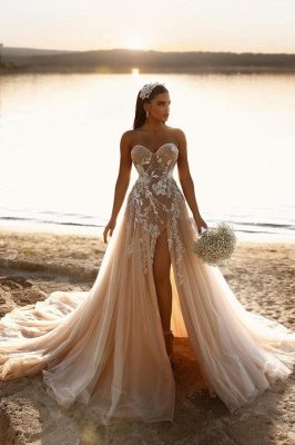 Vestido de novia de tul con escote corazón y abertura lateral sin tirantes con patrón de encaje floral_1