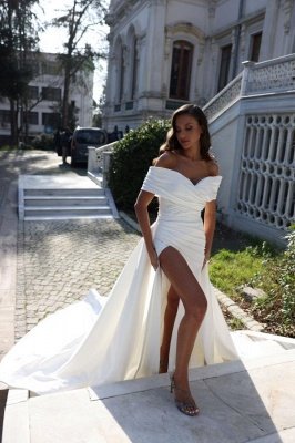 Vestido de novia largo con abertura delantera blanca y hombros descubiertos_4