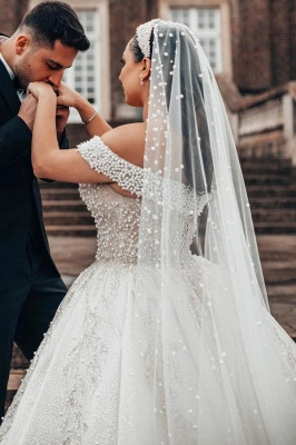 Elegante vestido de novia de encaje blanco con hombros descubiertos y una línea de novia con perlas_4