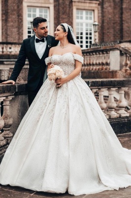 Elegante vestido de novia de encaje blanco con hombros descubiertos y una línea de novia con perlas