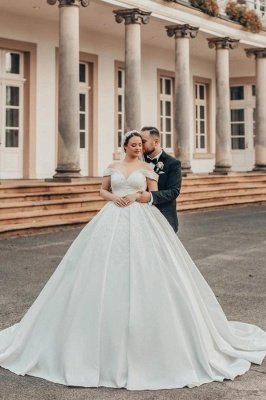 Precioso vestido de novia de satén blanco con hombros descubiertos y apliques de encaje