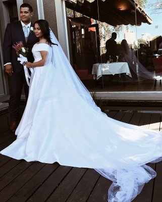 Elegantes vestidos de novia de satén con hombros descubiertos | Una línea de vestidos de novia baratos con tren de barrido_4