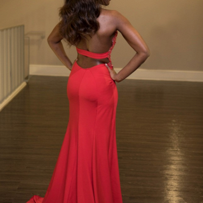 2021 Red Chiffon Vestidos de baile Keyhole Cuello alto Apliques de encaje Lateral Split Una línea Vestidos formales_3