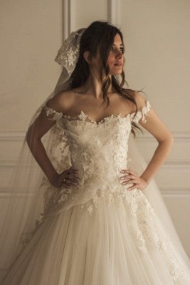 Belle robe de mariée en tulle avec appliques en dentelle élégante à l'épaule pas cher_2
